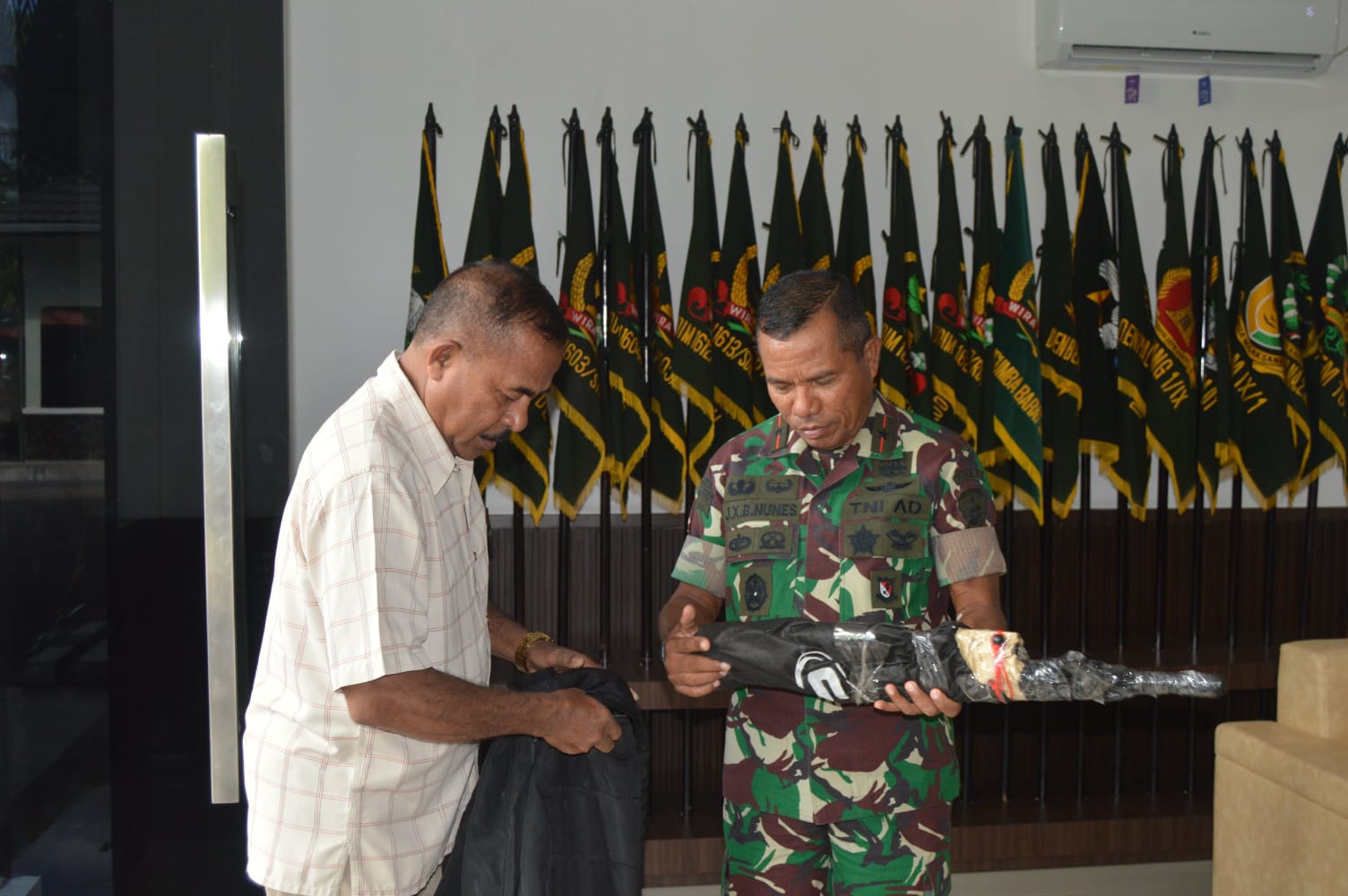 Danrem Wira Sakti Terima Satu Pucuk Senjata M A Dari Masyarakat