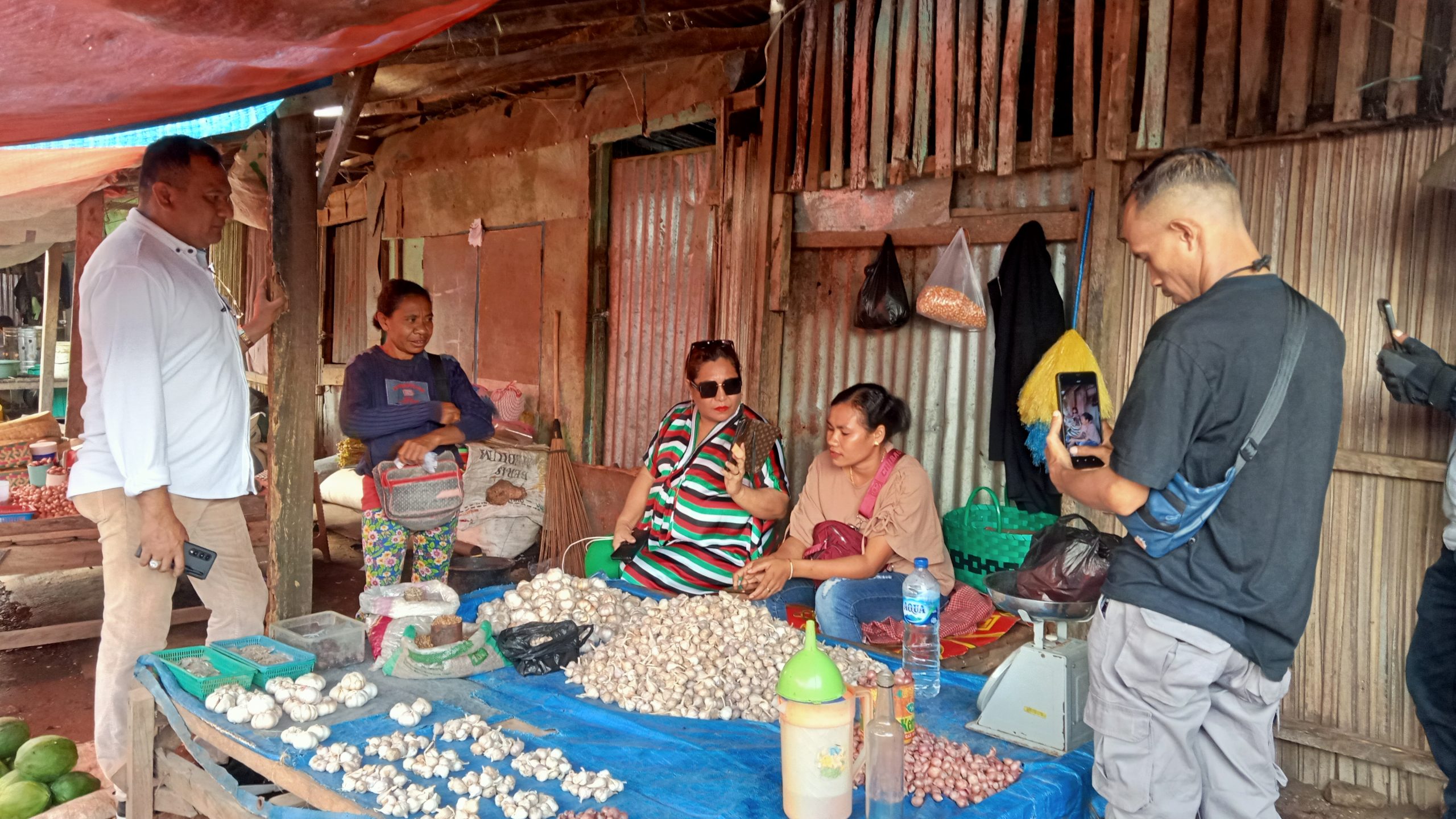 Dikenal Sebagai ‘Sosok Ayah Bagi Semua Kalangan’ Roy Bulan Menyapa Pedagang di Kota Dingin Soe