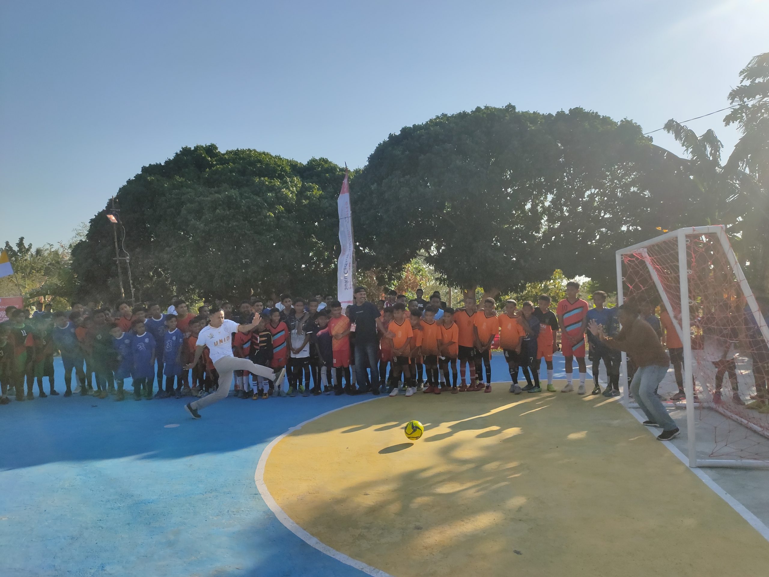 Romo Yalo pr, melakukan tendangan pertama ke gawang yang di jaga oleh Karlos kopong selaku ketua Stasi Santo Petrus Haukoto dan menjadi tanda pertandingan Saint Peter cup. 1 resmi di buka