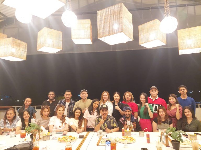 Foto: Balon Walikota Kupang  Riwu Kore dan pegiat media sosial di My Kopi O Oesapa pada Senin, 15/7/2024. (Dok.istimewa0