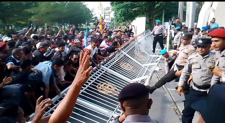 Aksi Demo di depan Kantor Gubernur NTT